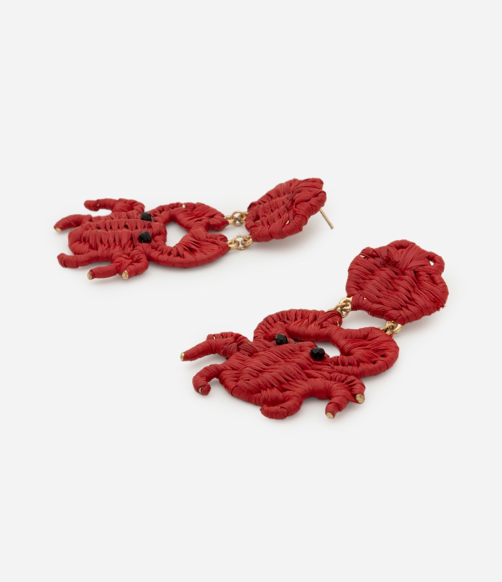 Brinco Médio em Ráfia com Pingente de Caranguejo Marrom 2