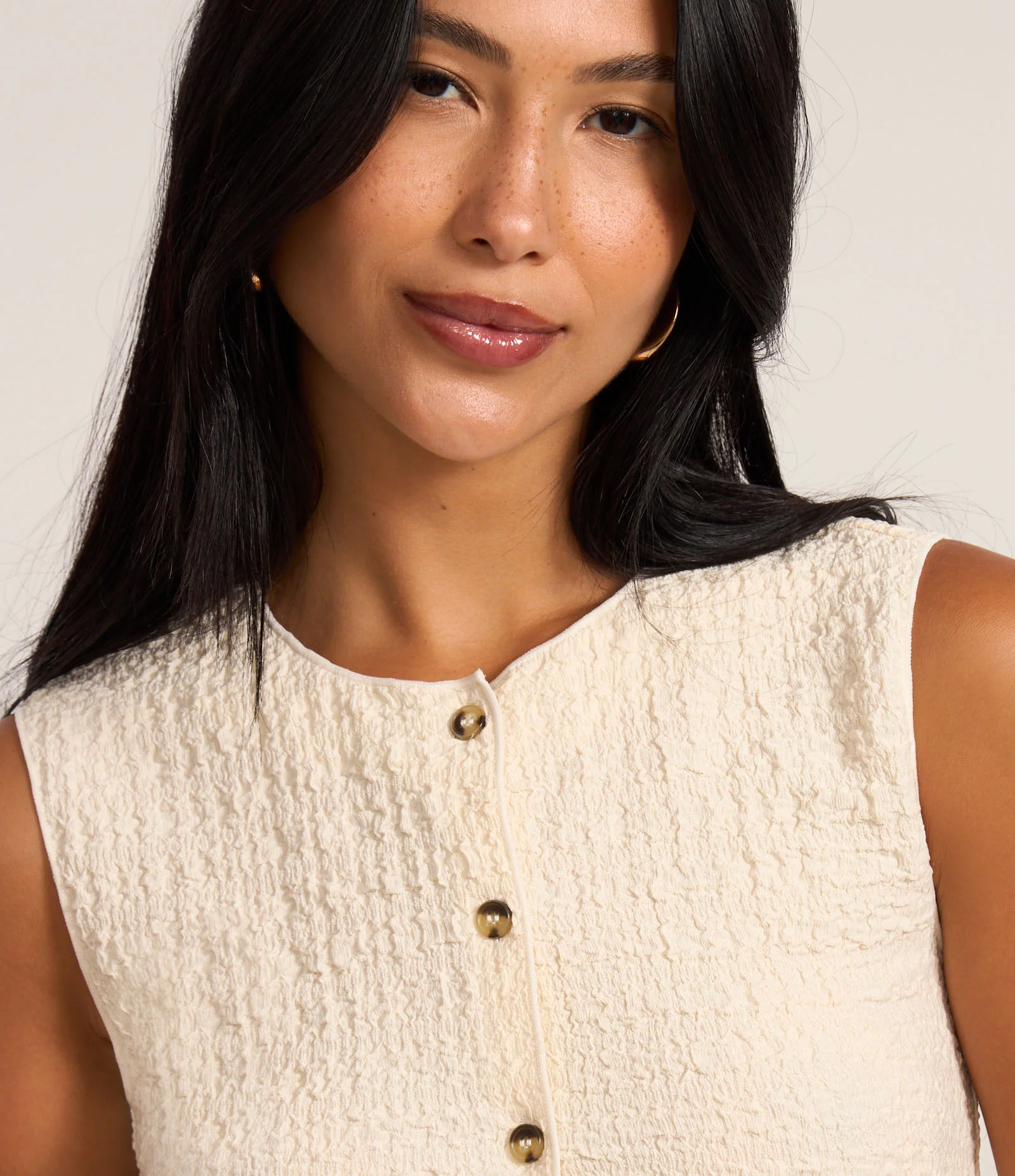 Blusa Regular em Anarruga Sem Mangas Texturizadas Bege 1