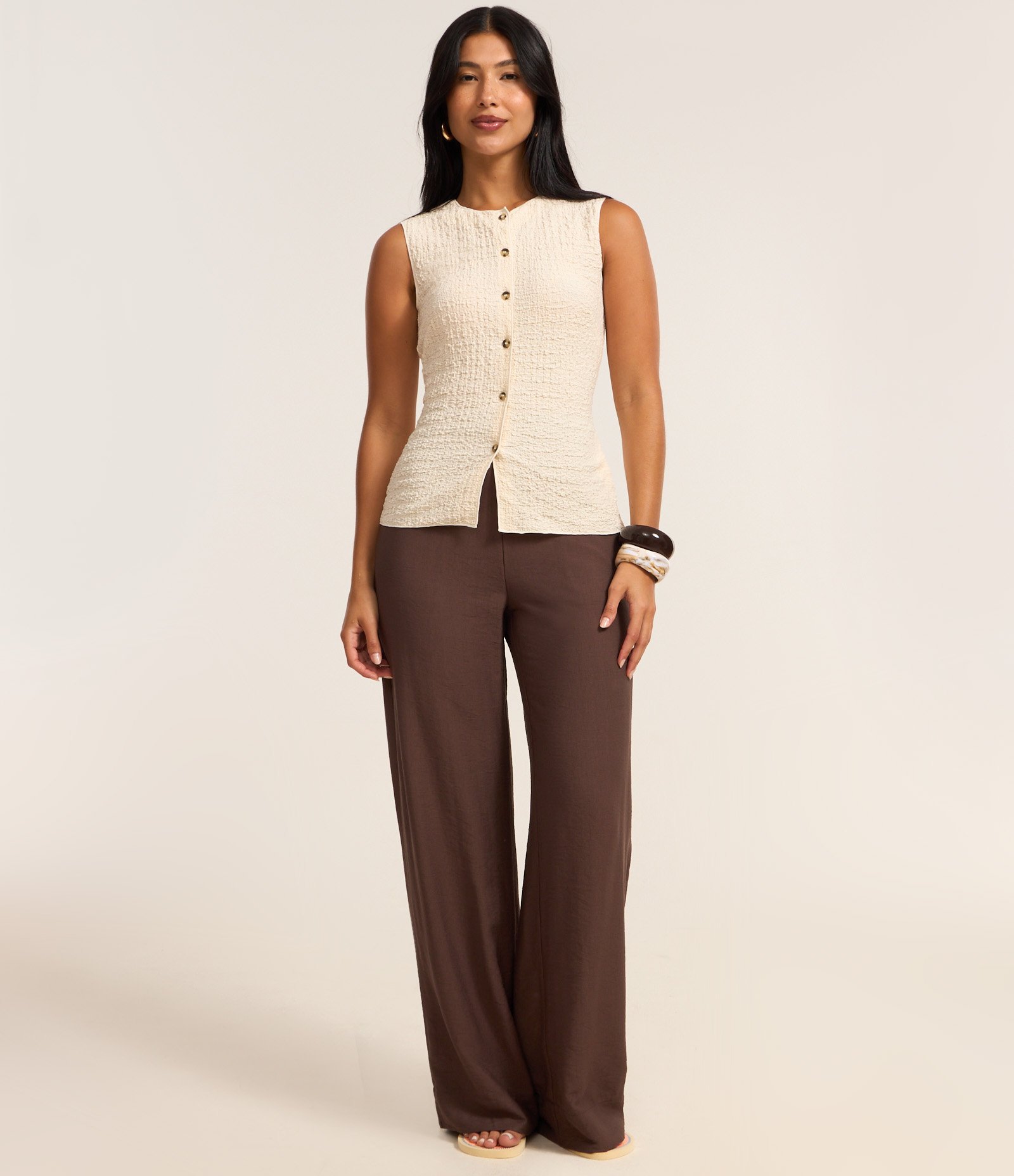 Blusa Regular em Anarruga Sem Mangas Texturizadas Bege 2