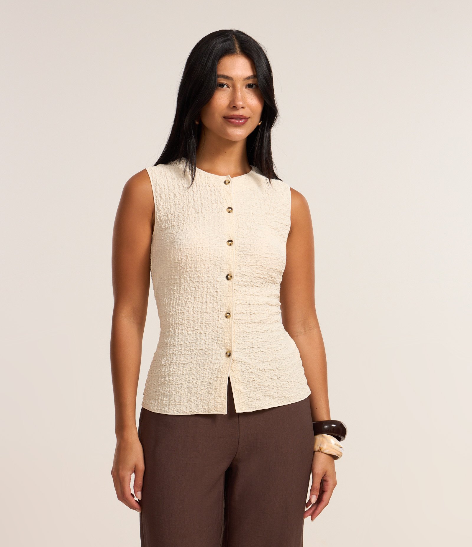 Blusa Regular em Anarruga Sem Mangas Texturizadas Bege 3