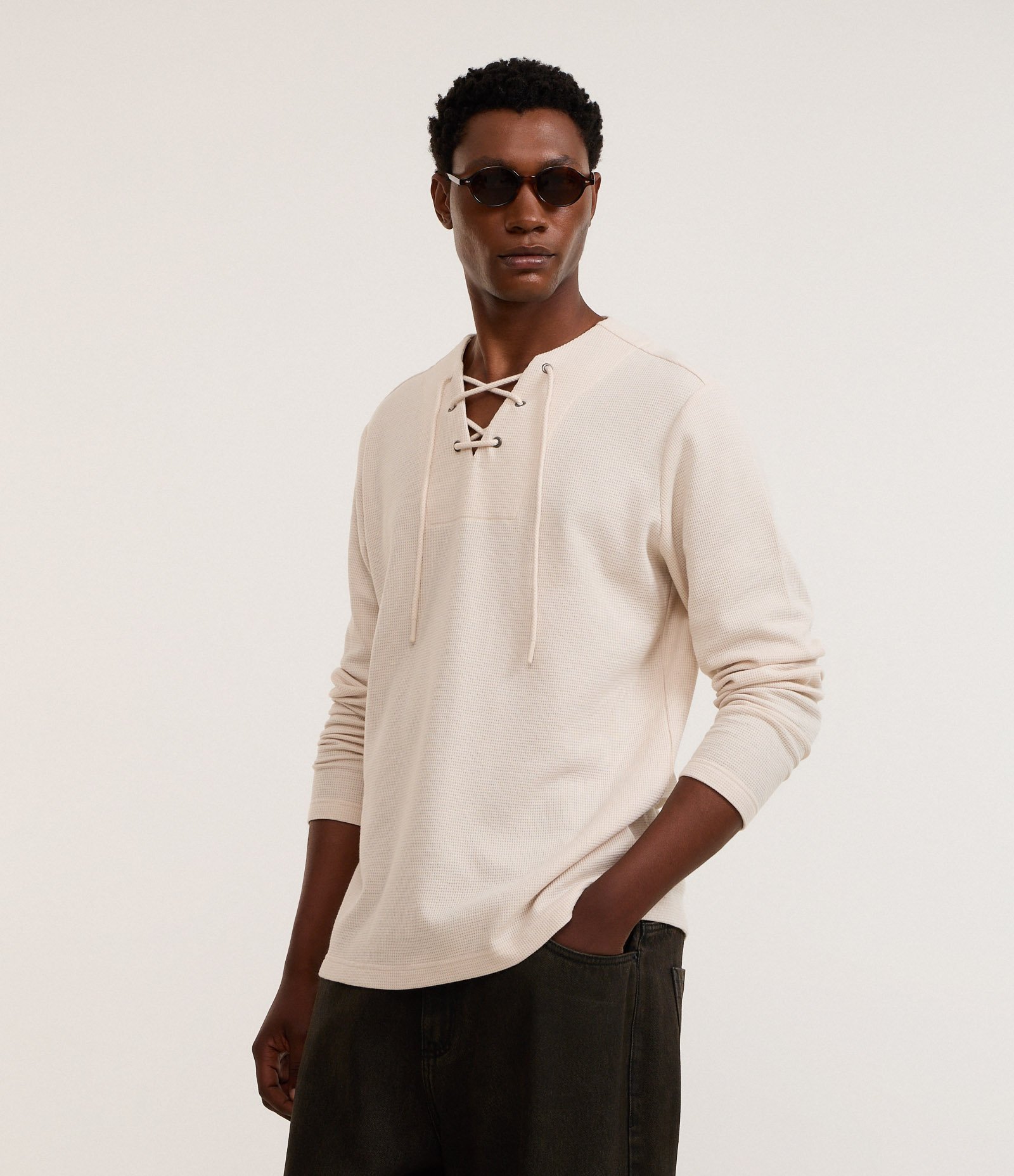 Bata Comfort Texturizado com Gola V e Amarração Bege 1