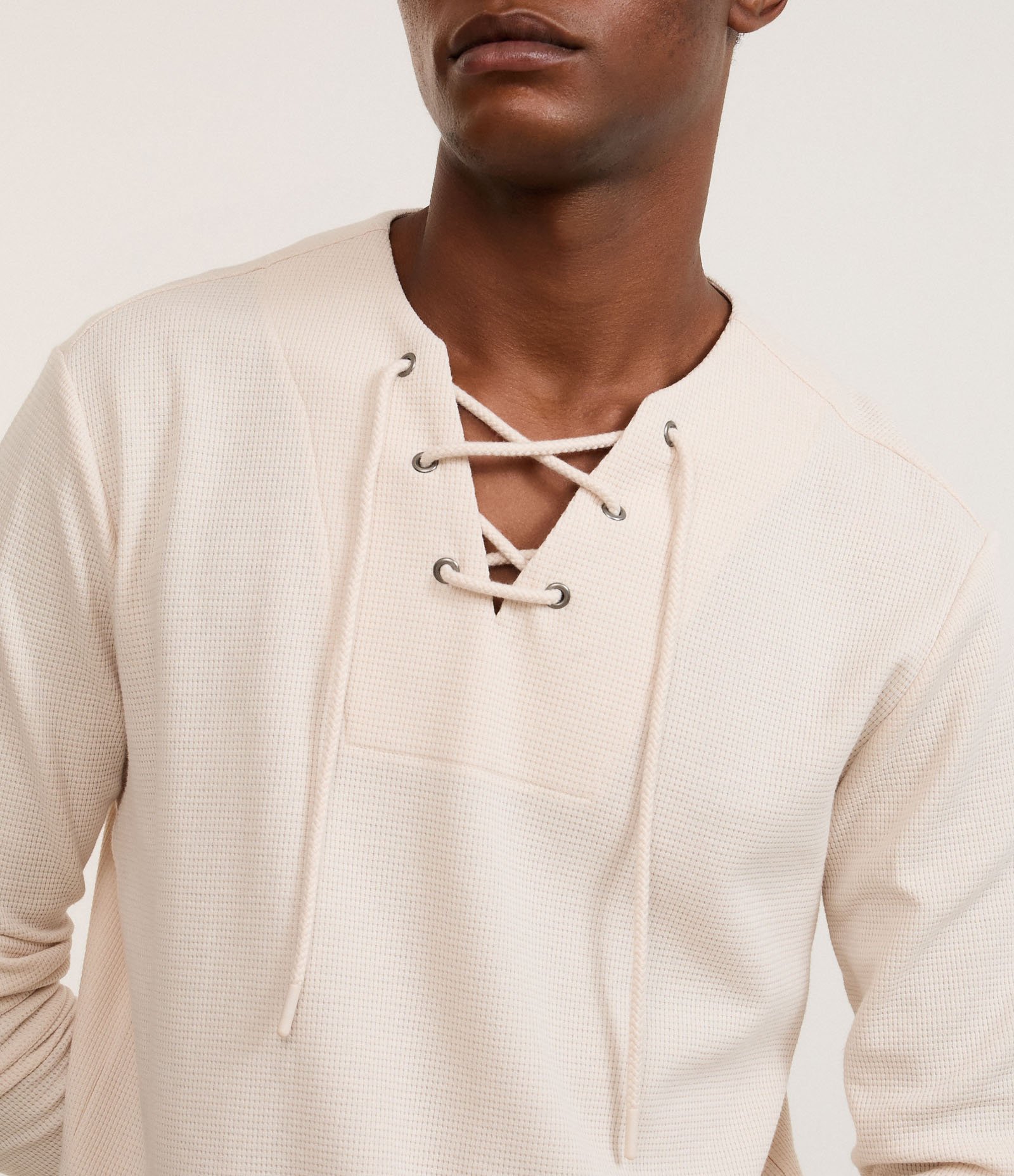 Bata Comfort Texturizado com Gola V e Amarração Bege 3