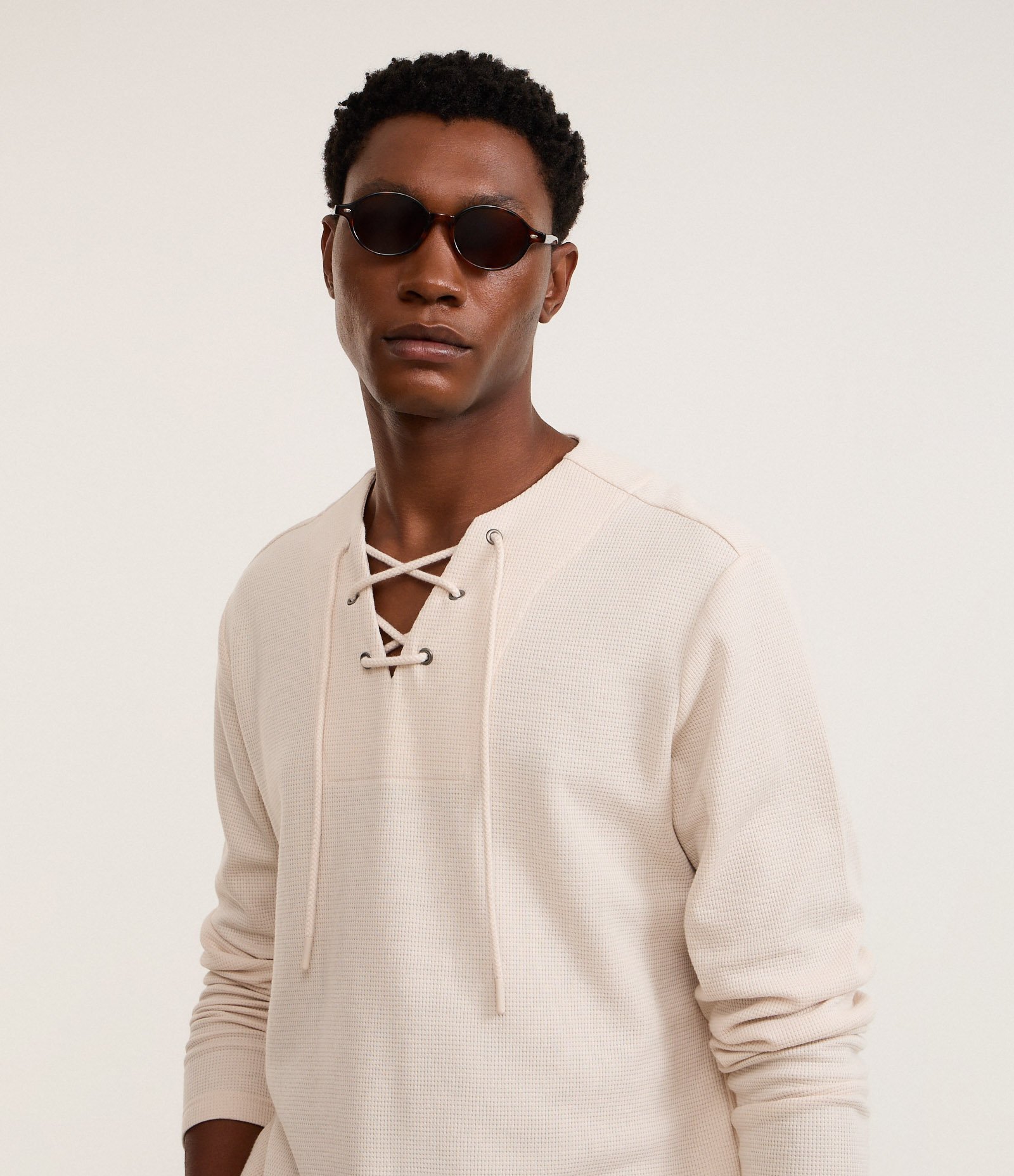 Bata Comfort Texturizado com Gola V e Amarração Bege 4