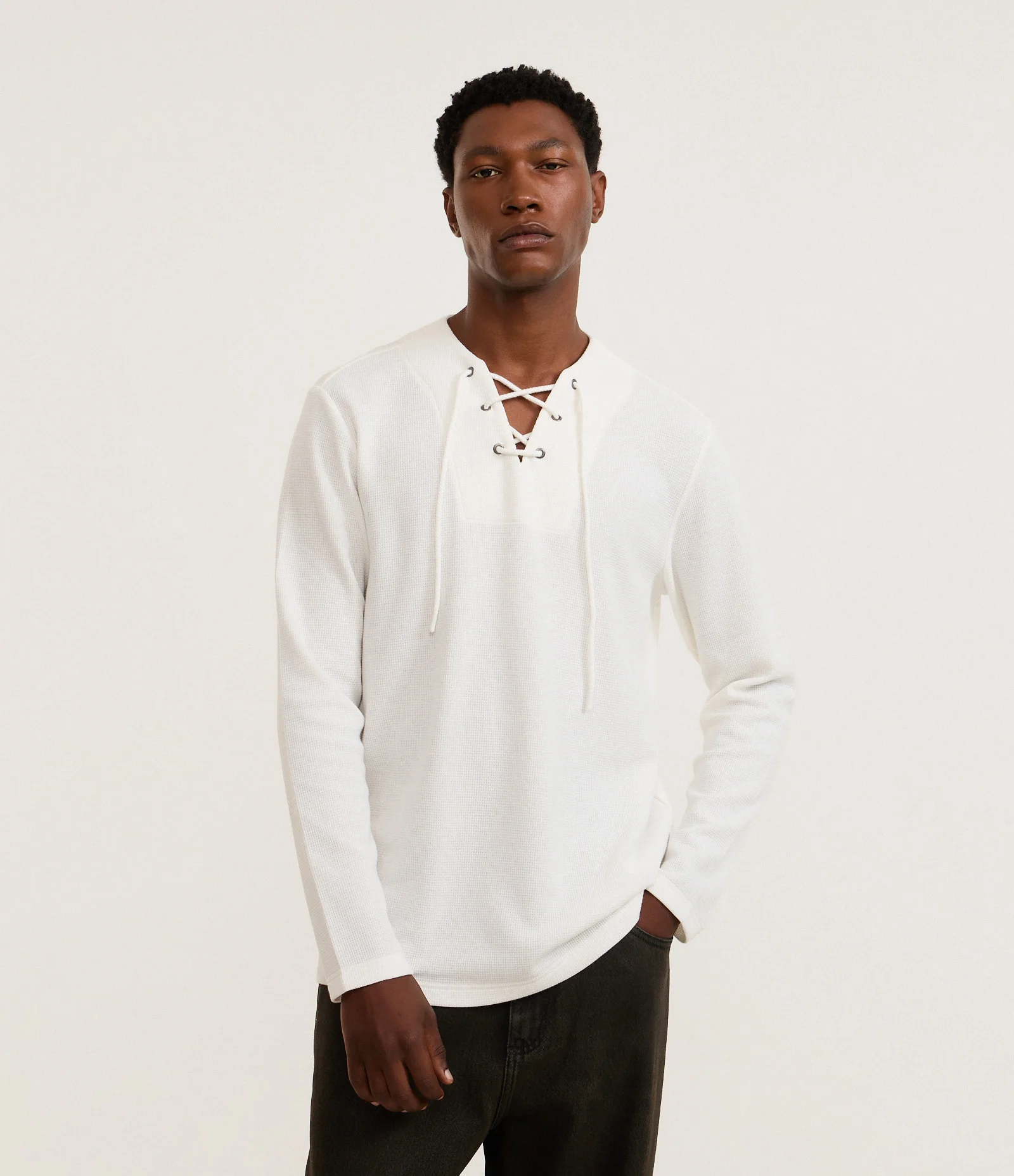 Bata Comfort Texturizado com Gola V e Amarração Branco 1