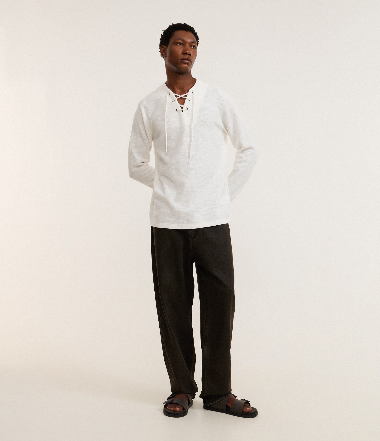 Bata Comfort Texturizado com Gola V e Amarração Branco 2