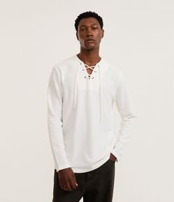 Bata Comfort Texturizado com Gola V e Amarração