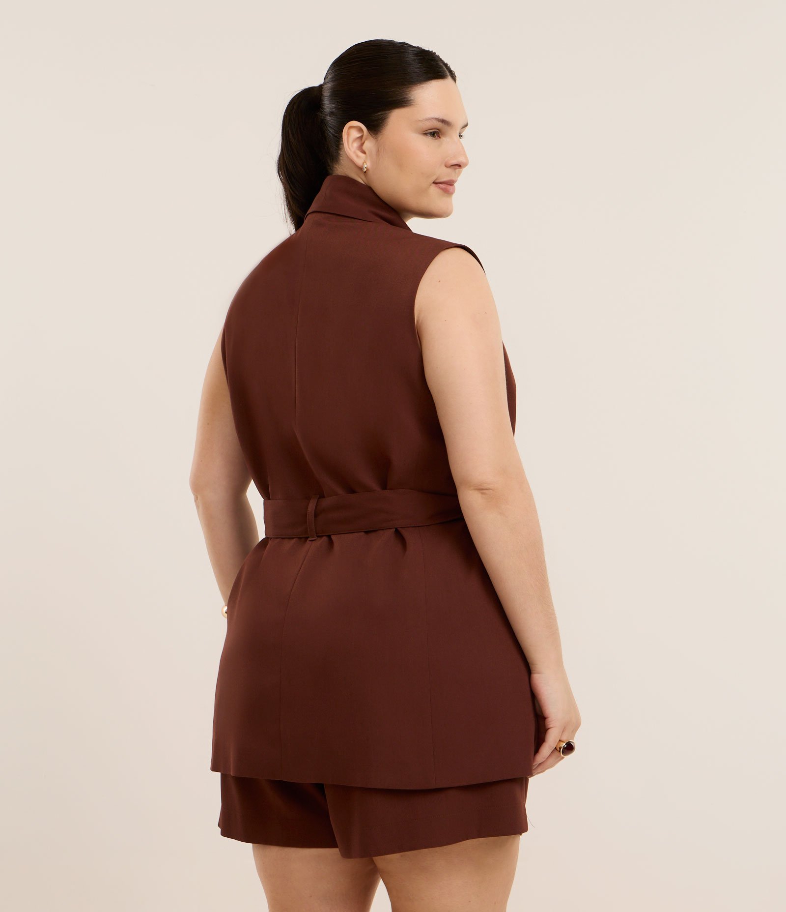 Colete Alfaiataria Alongado com Amarração na Cintura Curve & Plus Size Marrom 5