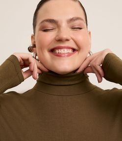 Blusa Gola Alta em Viscolycra Curve & Plus Size