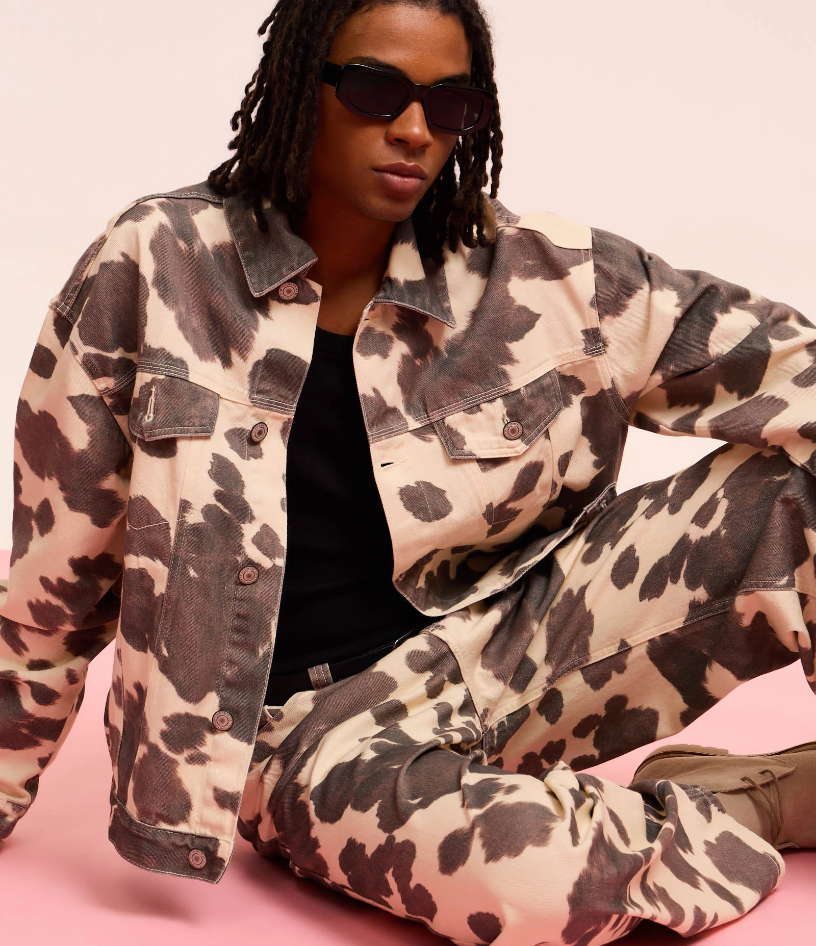 Jaqueta Trucker Boxy em Sarja com Estampa Animal Print de Vaquinha Bege/Marrom 1