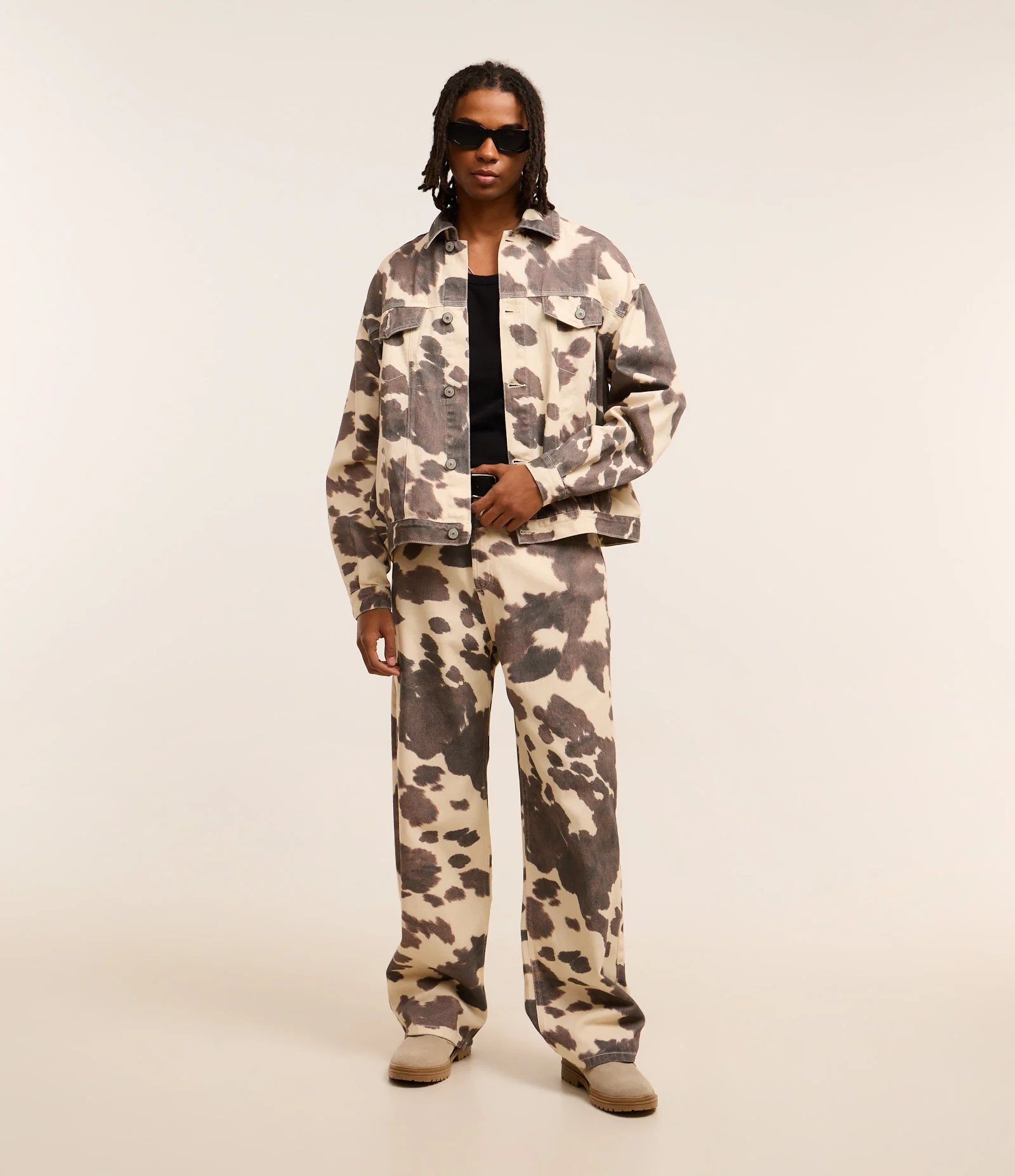 Jaqueta Trucker Boxy em Sarja com Estampa Animal Print de Vaquinha Bege/Marrom 2