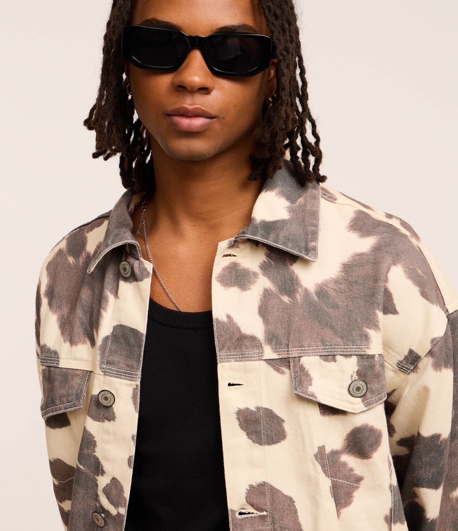 Jaqueta Trucker Boxy em Sarja com Estampa Animal Print de Vaquinha Bege/Marrom 3