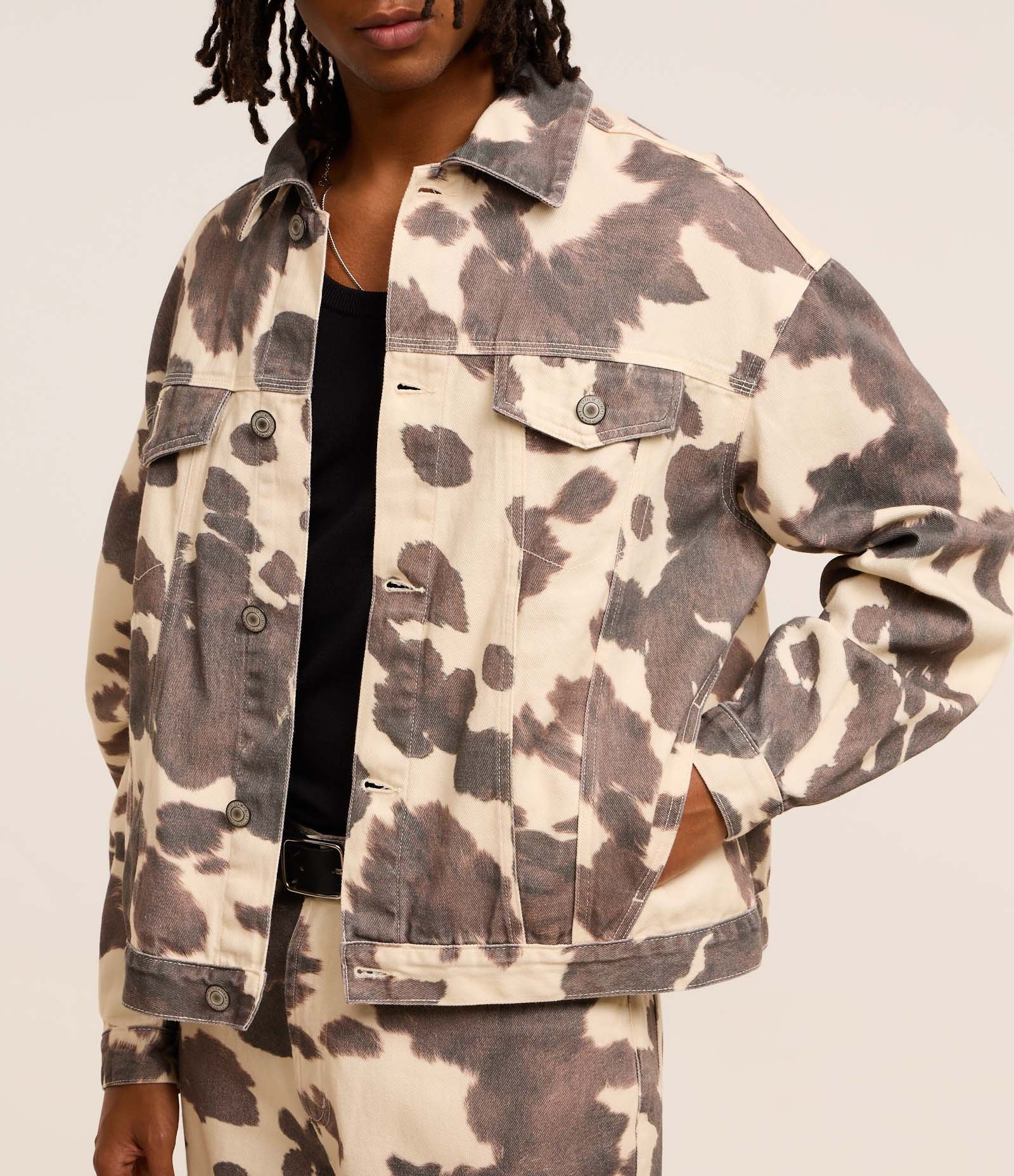 Jaqueta Trucker Boxy em Sarja com Estampa Animal Print de Vaquinha Bege/Marrom 4