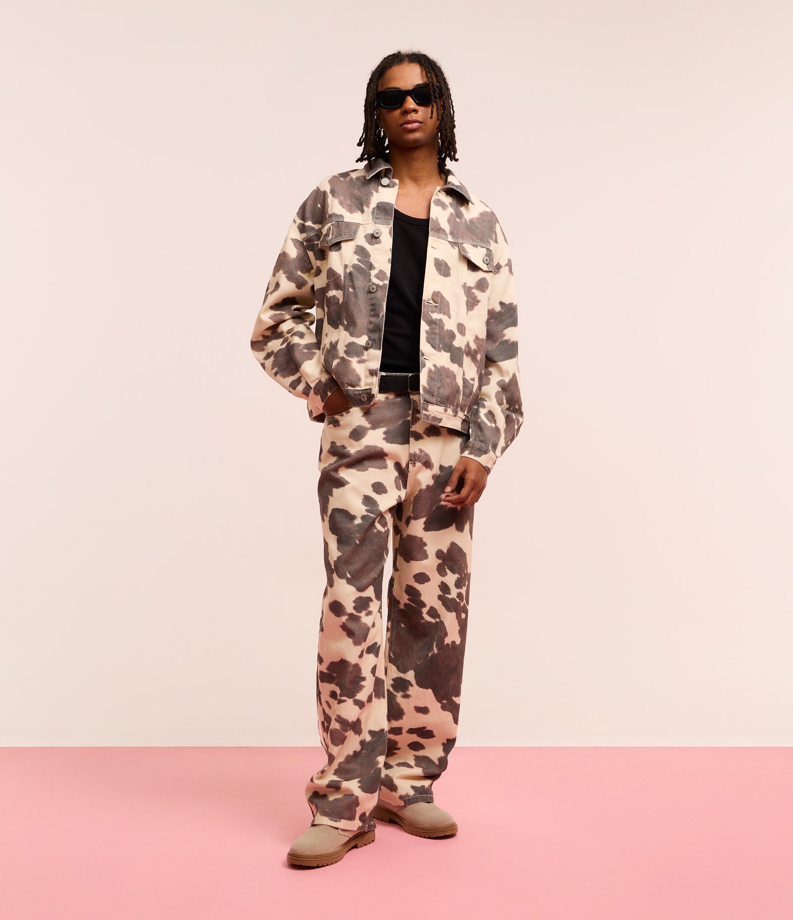 Jaqueta Trucker Boxy em Sarja com Estampa Animal Print de Vaquinha Bege/Marrom 5