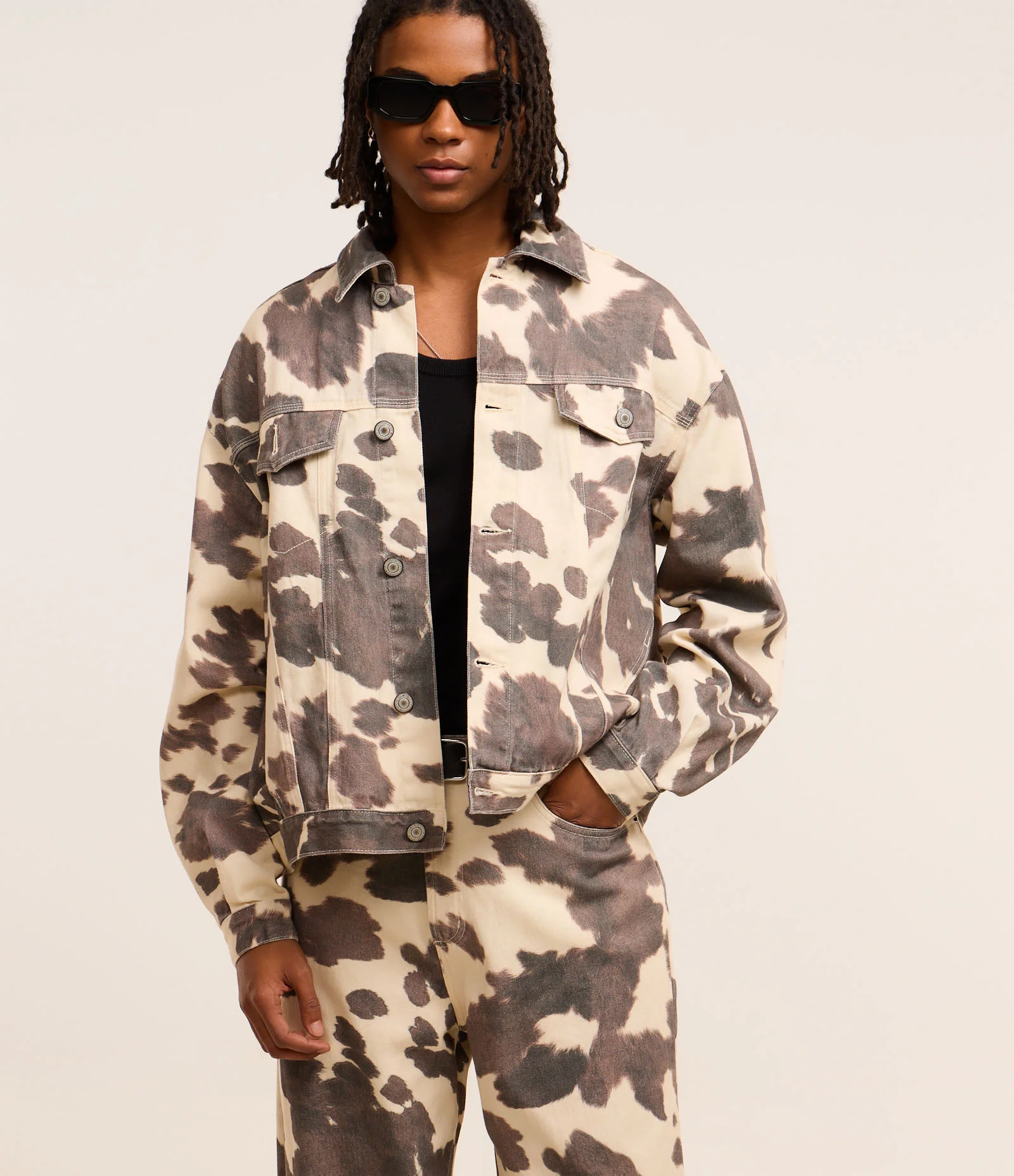 Jaqueta Trucker Boxy em Sarja com Estampa Animal Print de Vaquinha Bege/Marrom 6