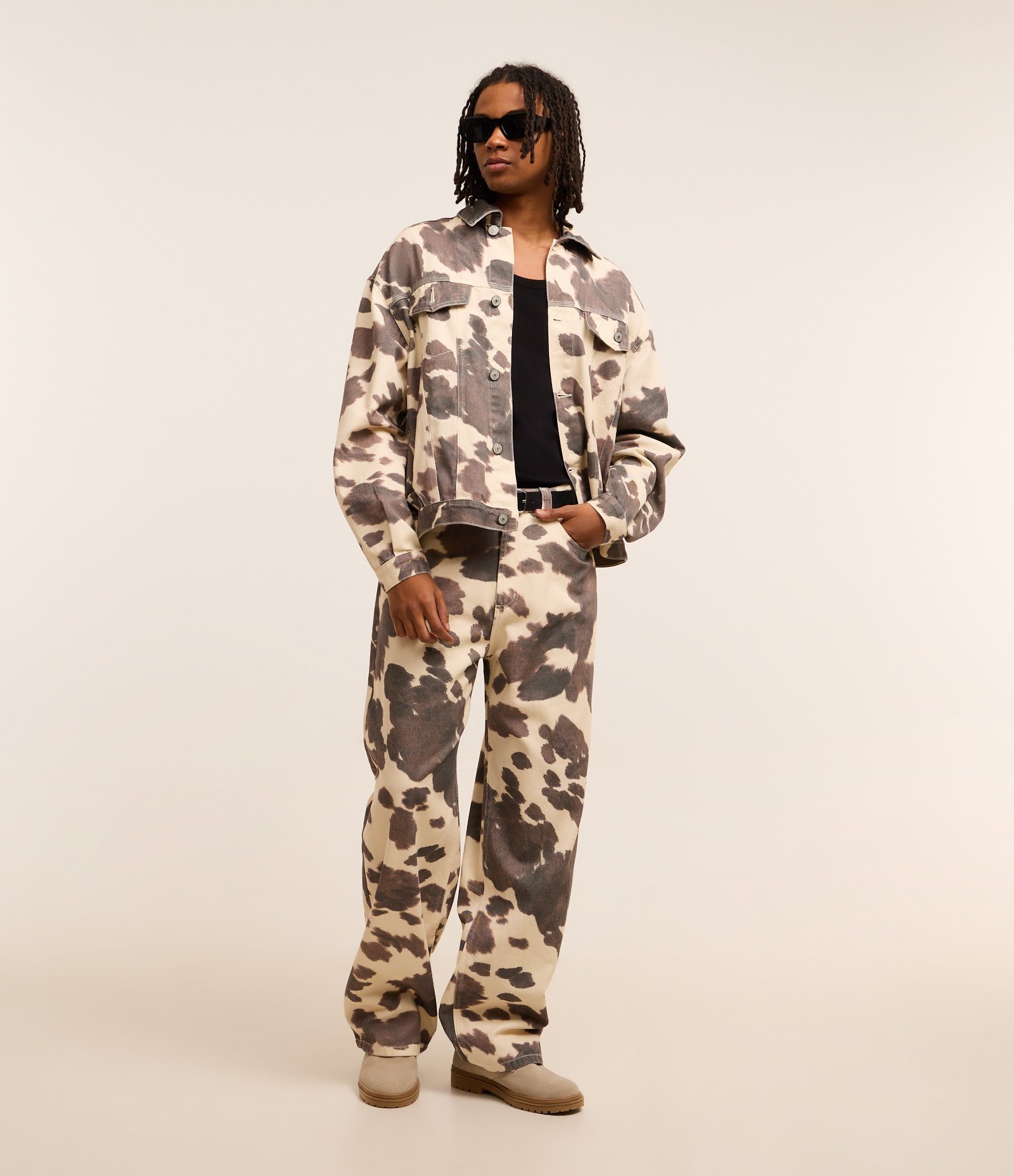 Calça Supper Baggy em Sarja com Estampa Animal Print de Vaquinha Bege 1