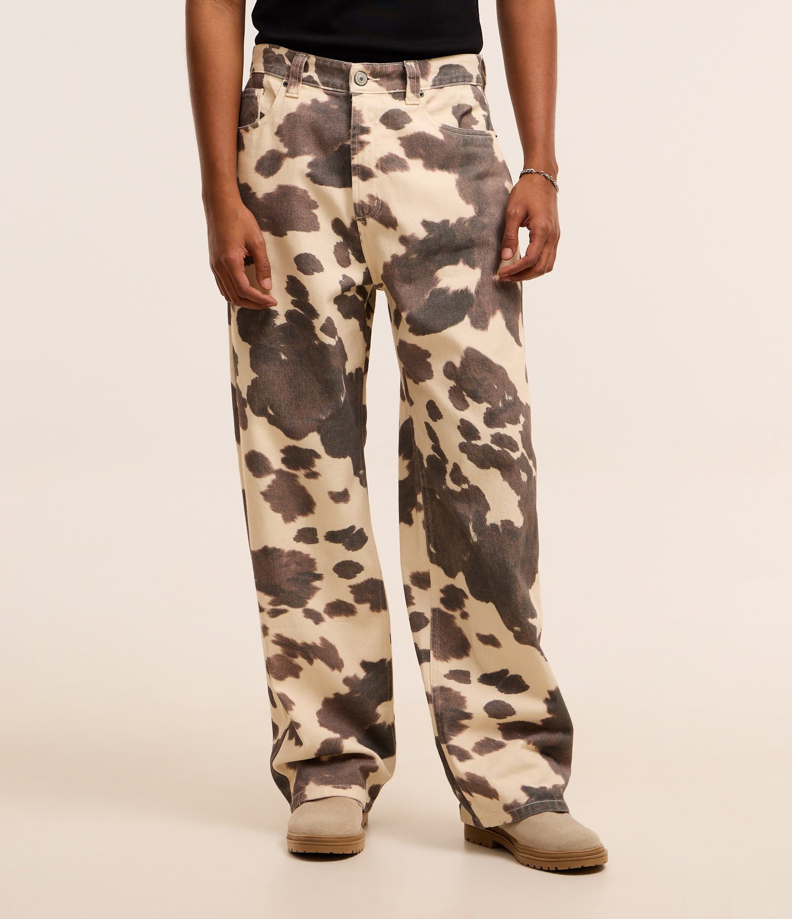Calça Supper Baggy em Sarja com Estampa Animal Print de Vaquinha Bege 2