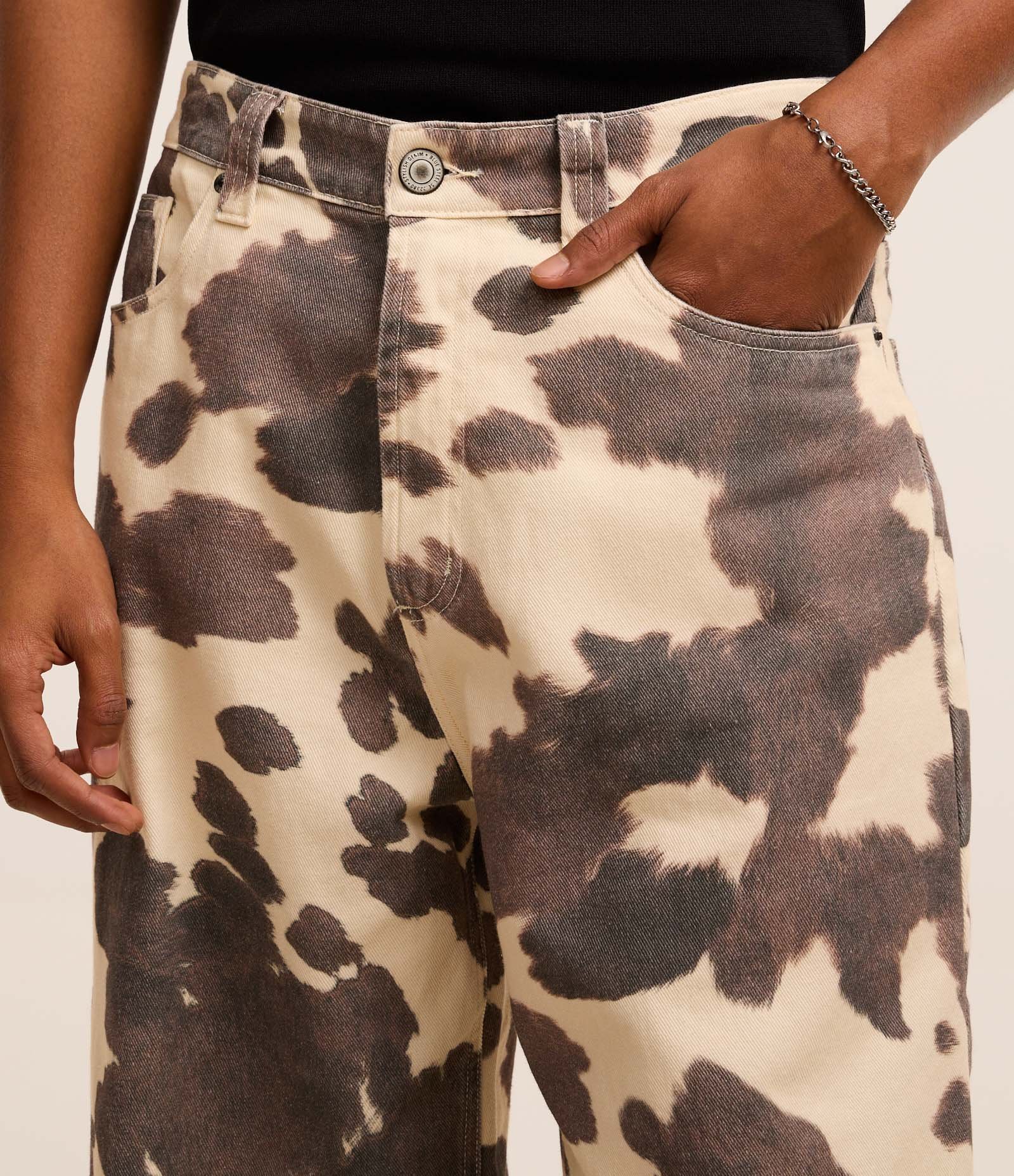 Calça Supper Baggy em Sarja com Estampa Animal Print de Vaquinha Bege 3