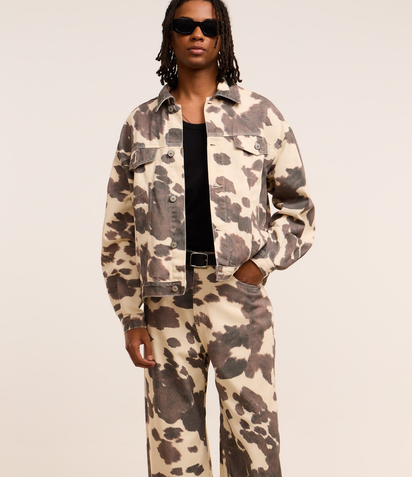 Calça Supper Baggy em Sarja com Estampa Animal Print de Vaquinha Bege 4