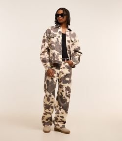 Calça Supper Baggy em Sarja com Estampa Animal Print de Vaquinha