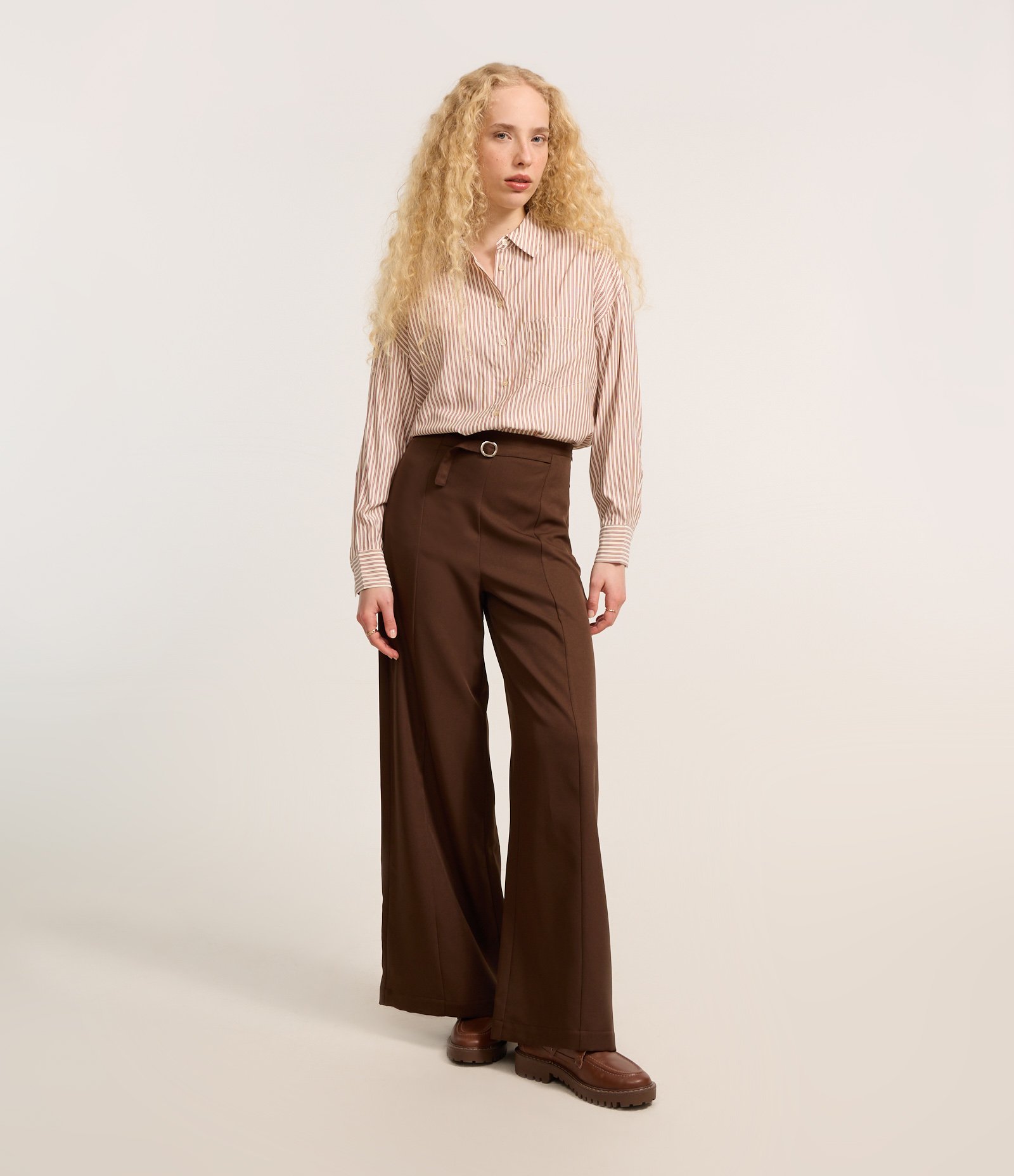 Calça Pantalona em Alfaiataria com Cintinho e Fivela Marrom 1
