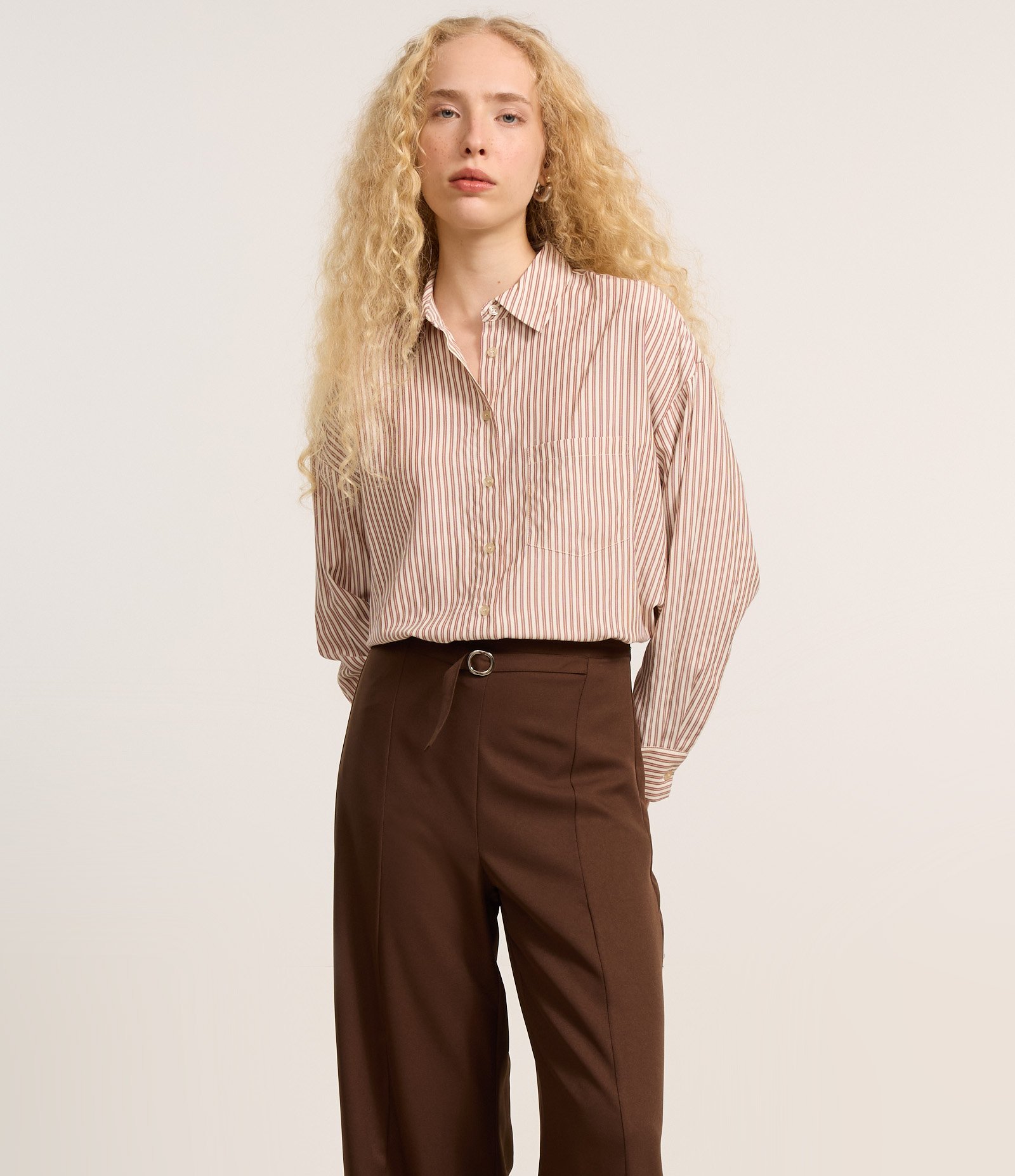 Calça Pantalona em Alfaiataria com Cintinho e Fivela Marrom 2