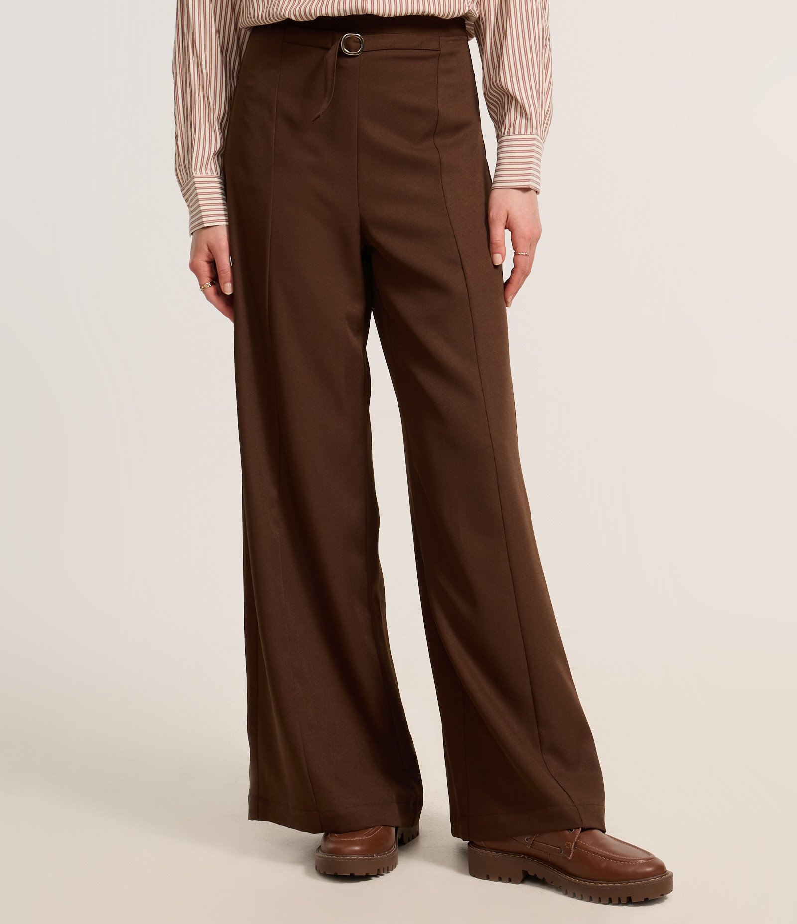 Calça Pantalona em Alfaiataria com Cintinho e Fivela Marrom 3