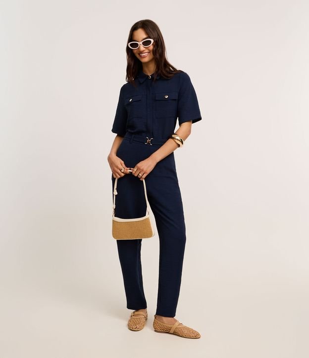 Calça Cenoura Cintura Alta em Airflow com Fivelas Metalizadas