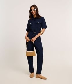 Calça Cenoura Cintura Alta em Airflow com Fivelas Metalizadas