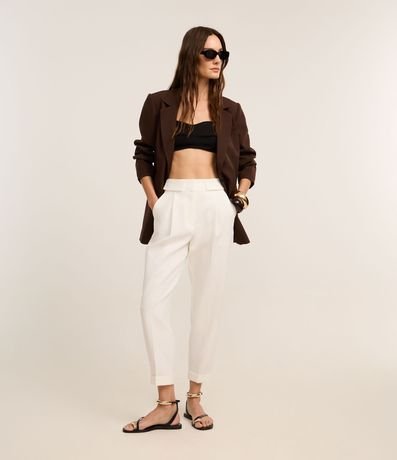 Calça Cenoura Alfaiatada com Botão Decorado no Cós Cinza