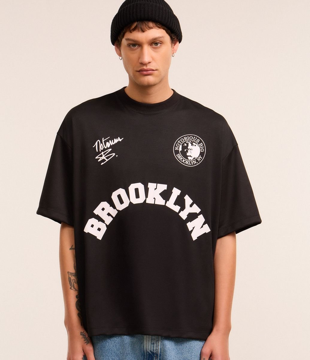 Camiseta Oversized com Estampa Localizada e Lettering Notorious