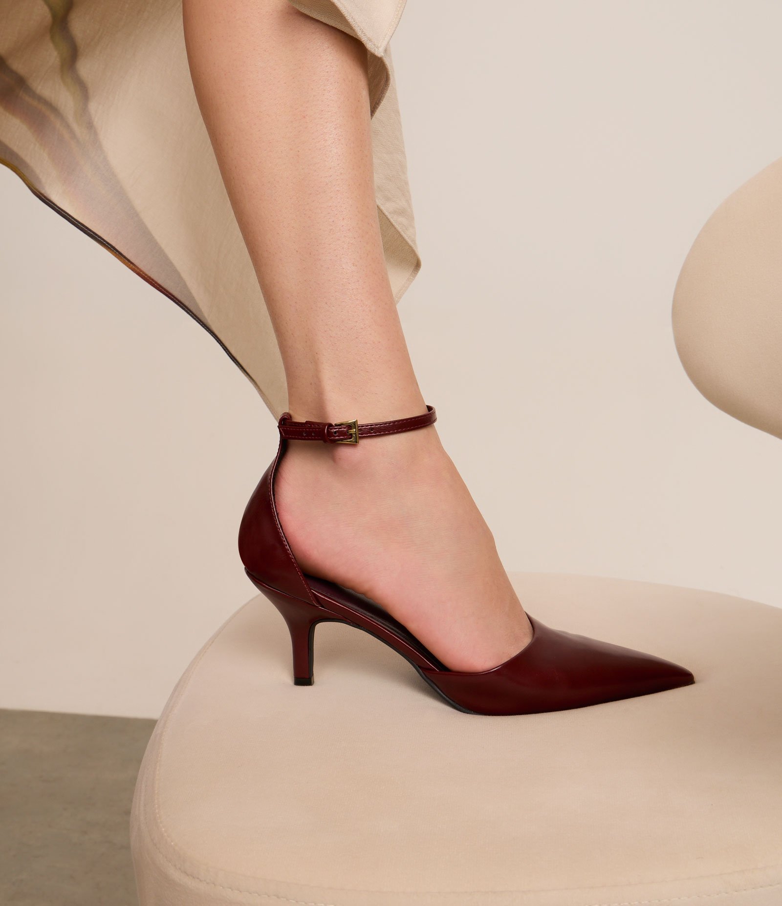 Sapato Scarpin com Bico e Salto Fino Vinho 7