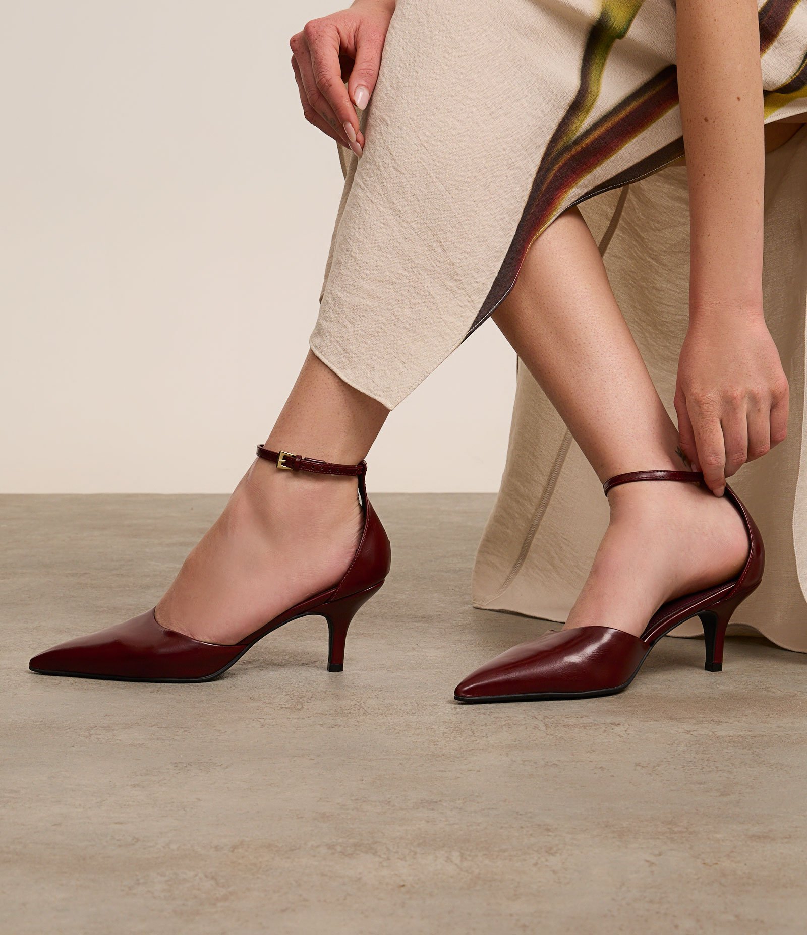 Sapato Scarpin com Bico e Salto Fino Vinho 2