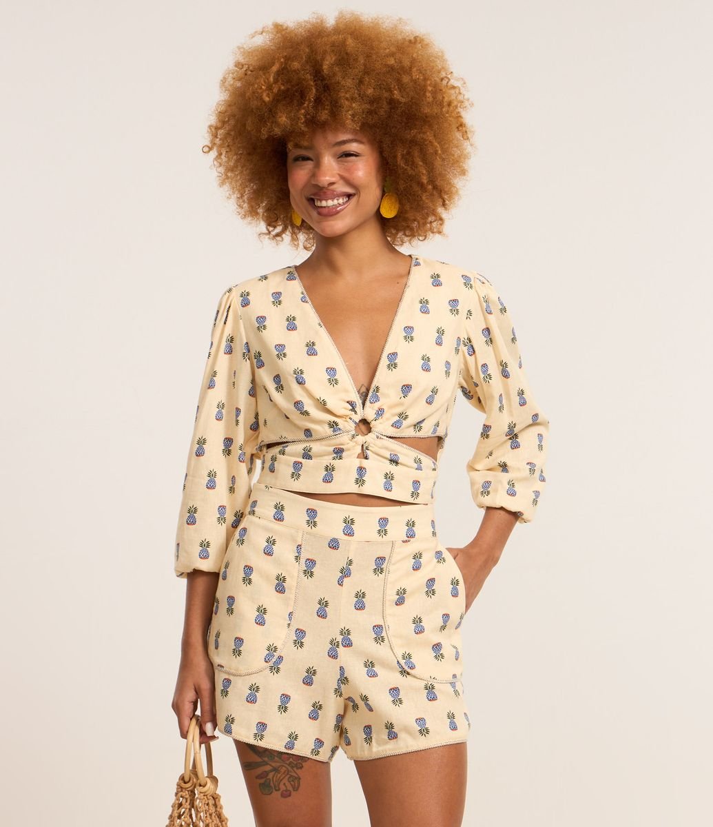 Short em Viscolinho com Cintura Alta Estampa de Abacaxi Creme