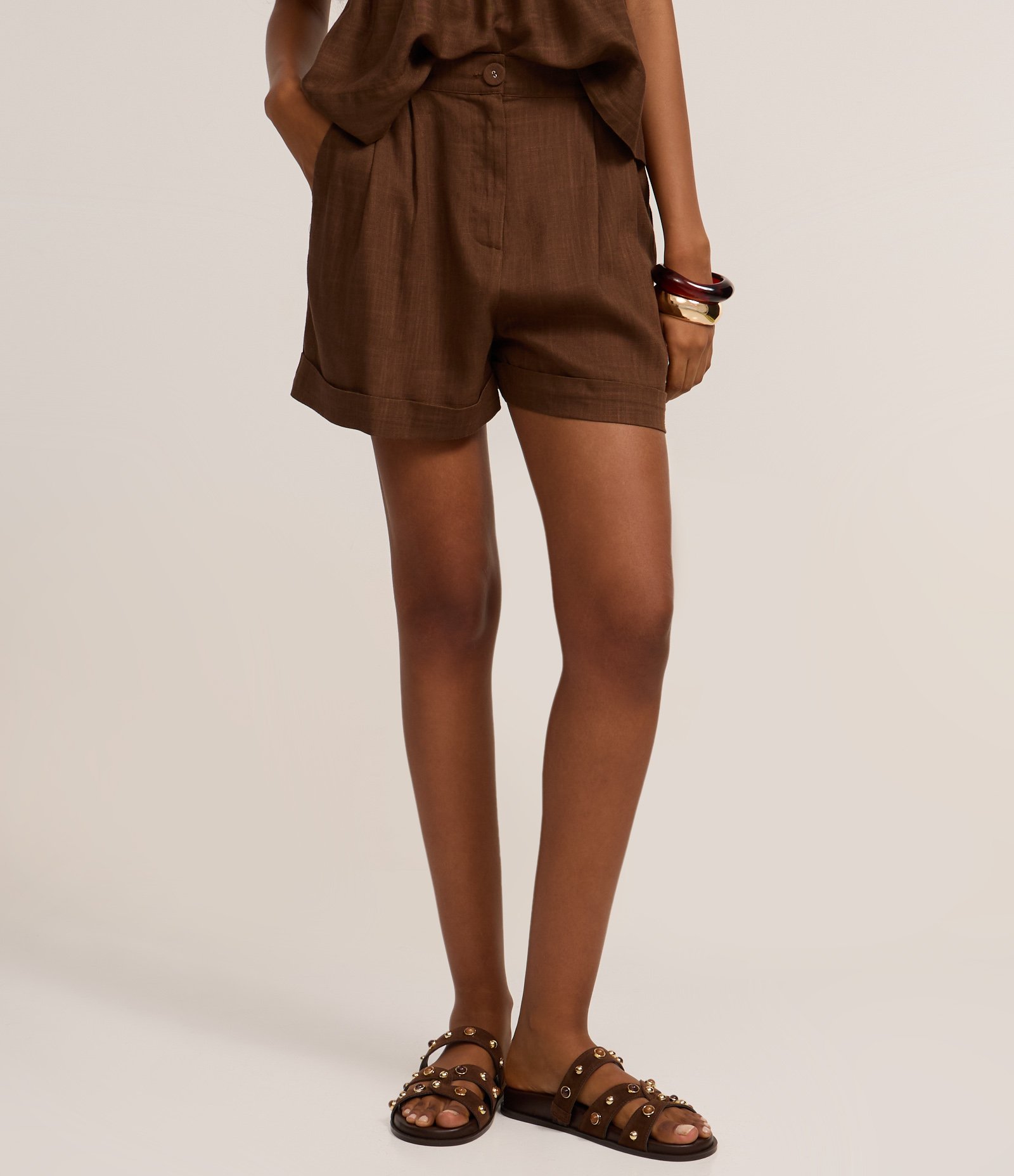 Short Alfaiatado em Viscolinho com Pregas e Barra Dobrada Marrom 3