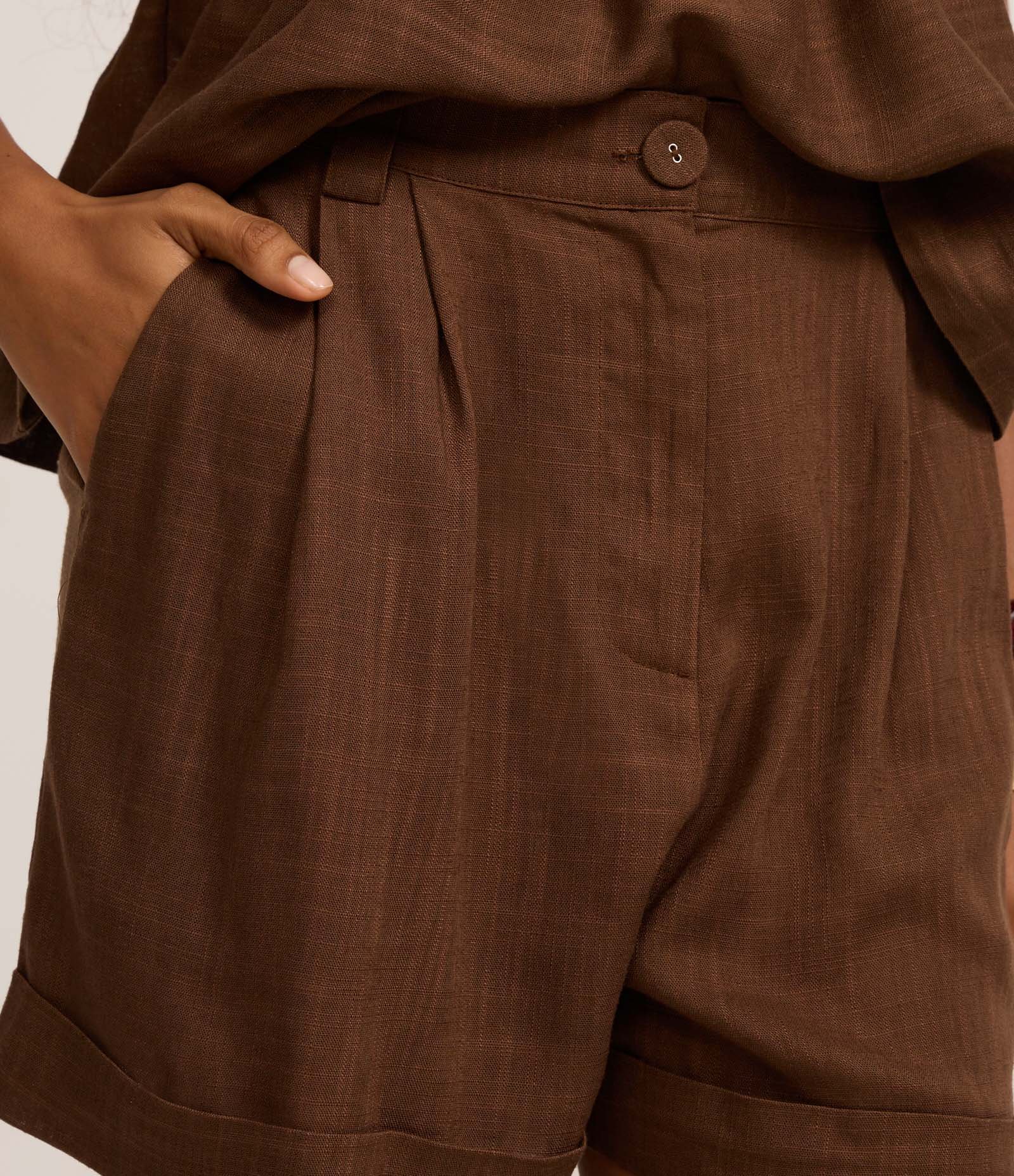 Short Alfaiatado em Viscolinho com Pregas e Barra Dobrada Marrom 4