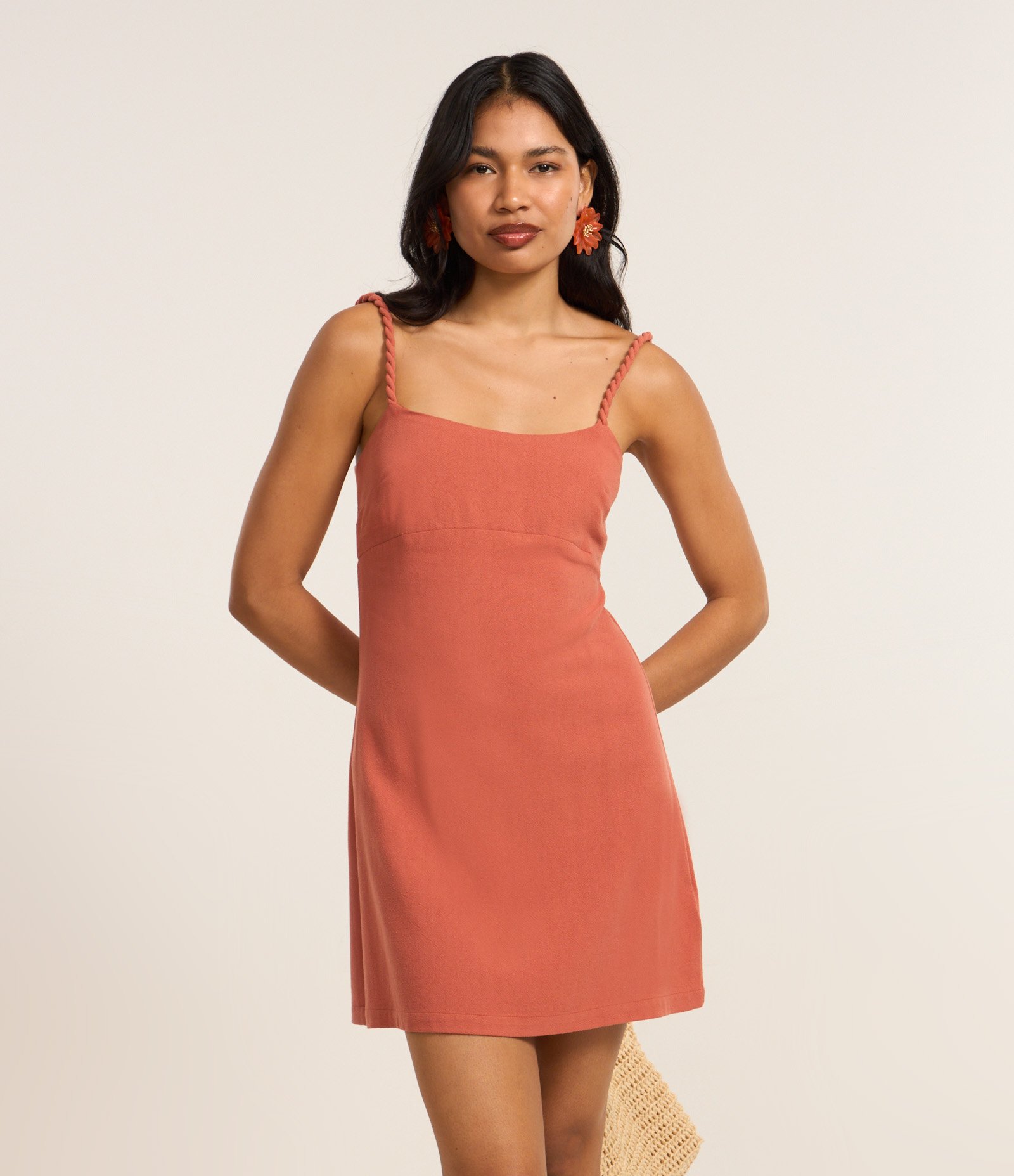 Vestido Curto em Viscolinho com Alça Trançada Marrom 1