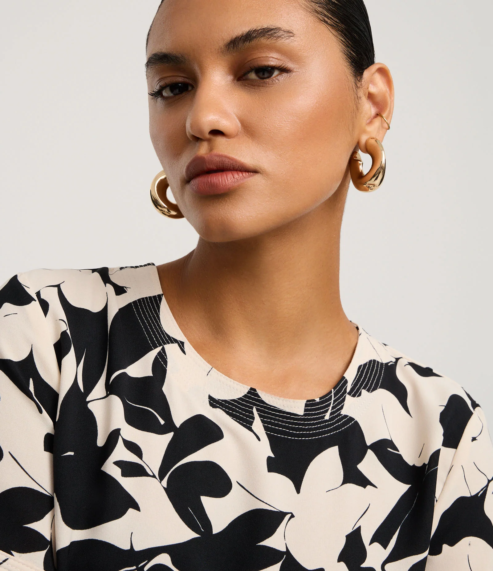 Blusa Manga Curta com Estampa Floral Bege/Preto 3