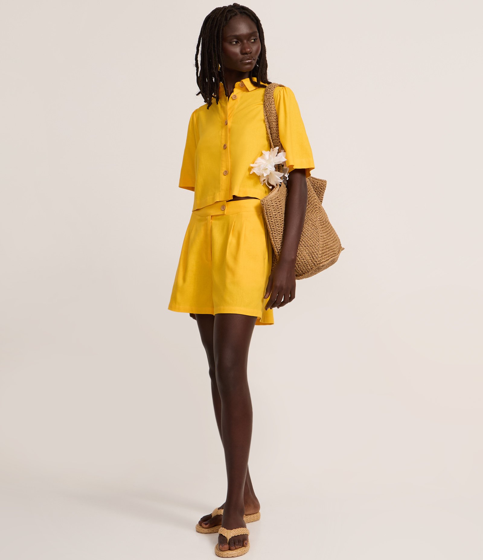 Camisa Boxy em Viscose com Mangas Bufantes Amarelo 2