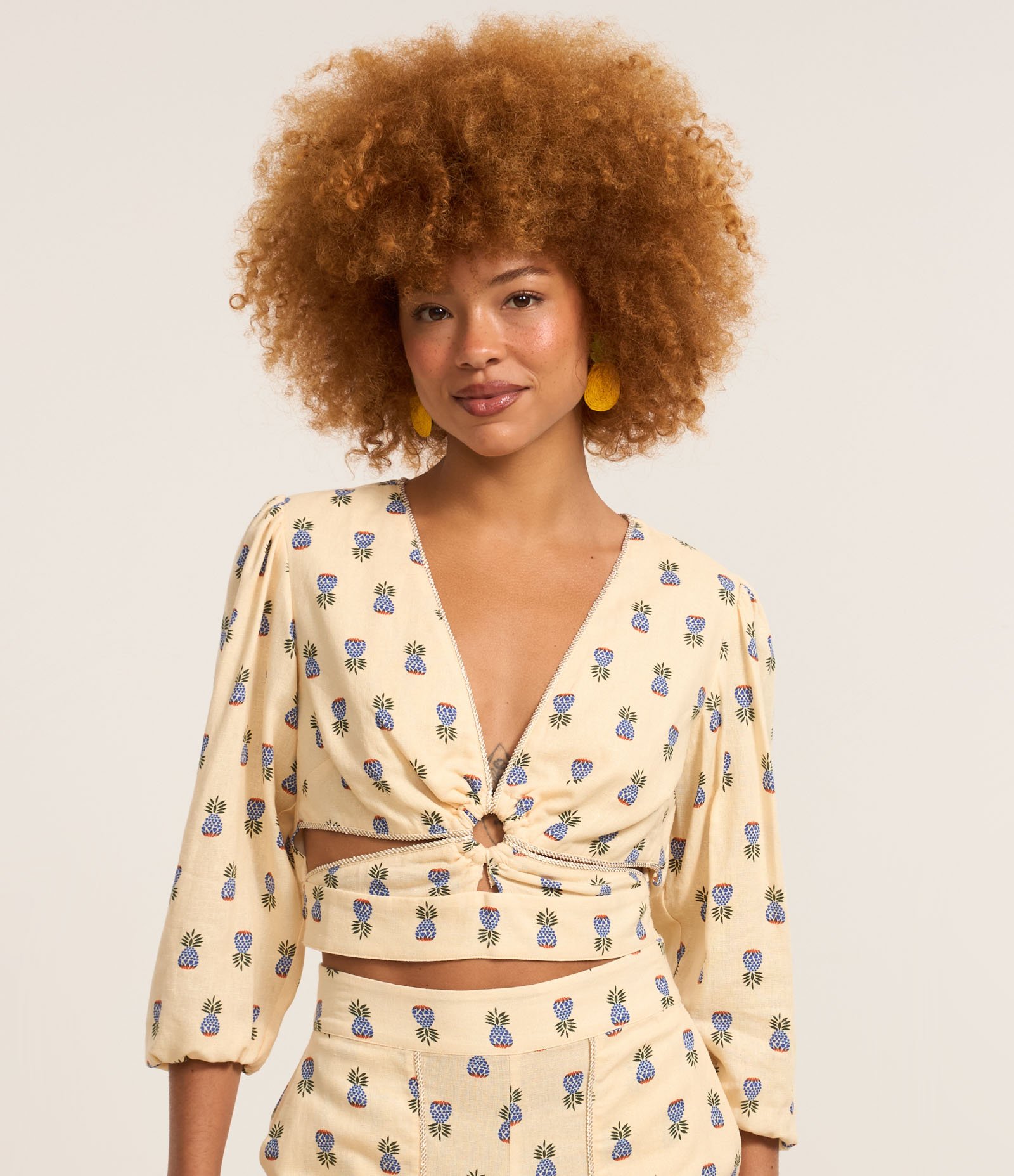 Blusa Cropped em Viscolinho com Estampa de Abacaxi e Argola no Decote Creme 1