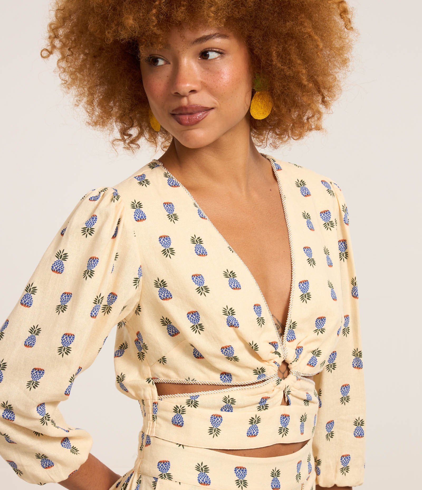 Blusa Cropped em Viscolinho com Estampa de Abacaxi e Argola no Decote Creme 3