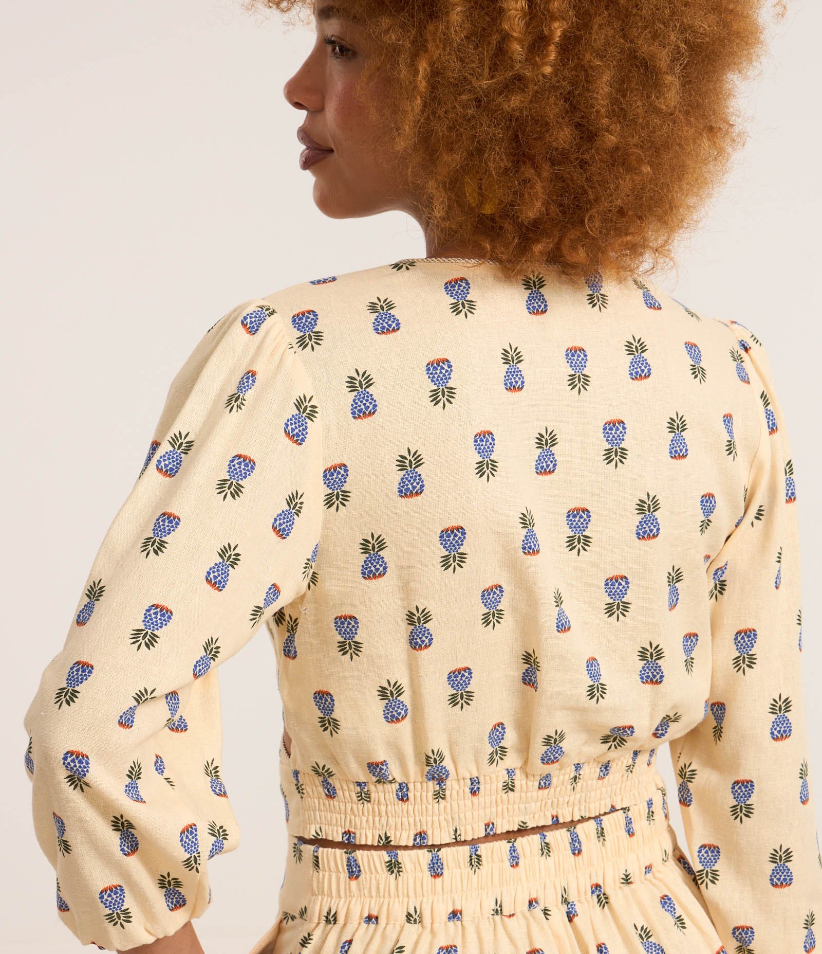 Blusa Cropped em Viscolinho com Estampa de Abacaxi e Argola no Decote Creme 4