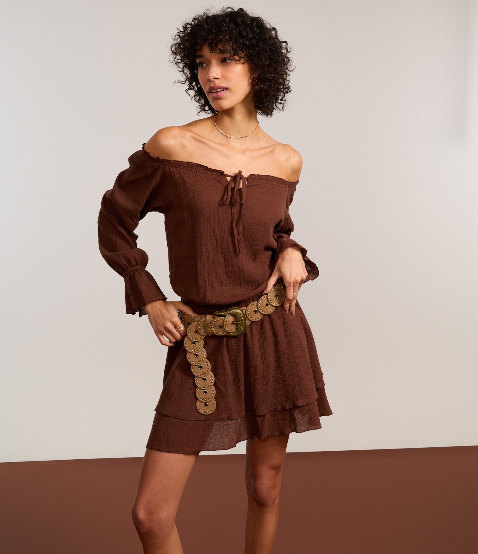 Vestido Curto em Crepe com Babados Marrom 4