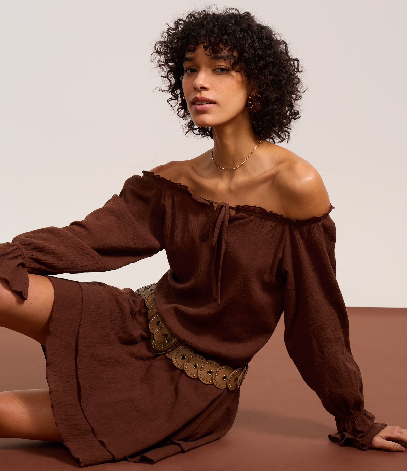 Vestido Curto em Crepe com Babados Marrom 5