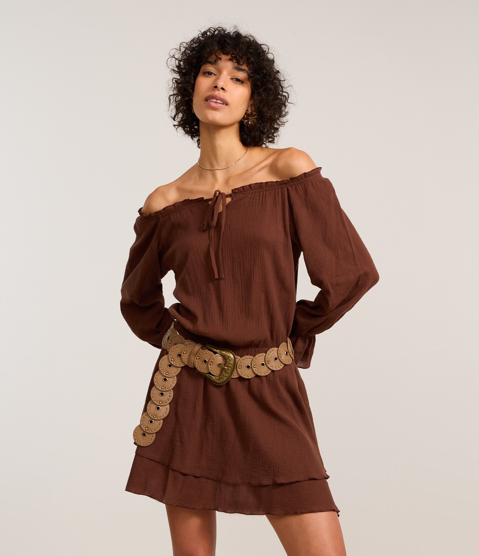 Vestido Curto em Crepe com Babados Marrom 1