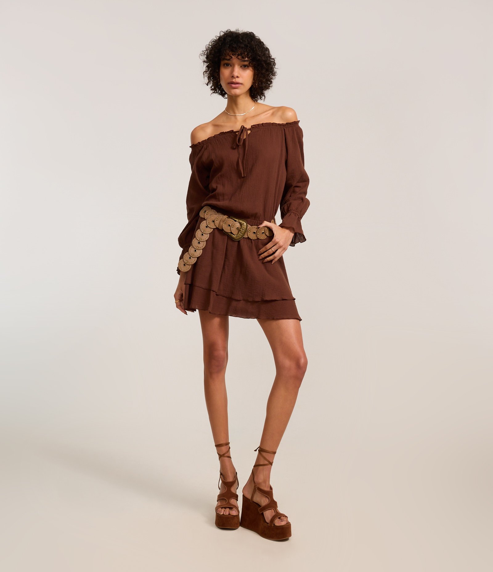 Vestido Curto em Crepe com Babados Marrom 2