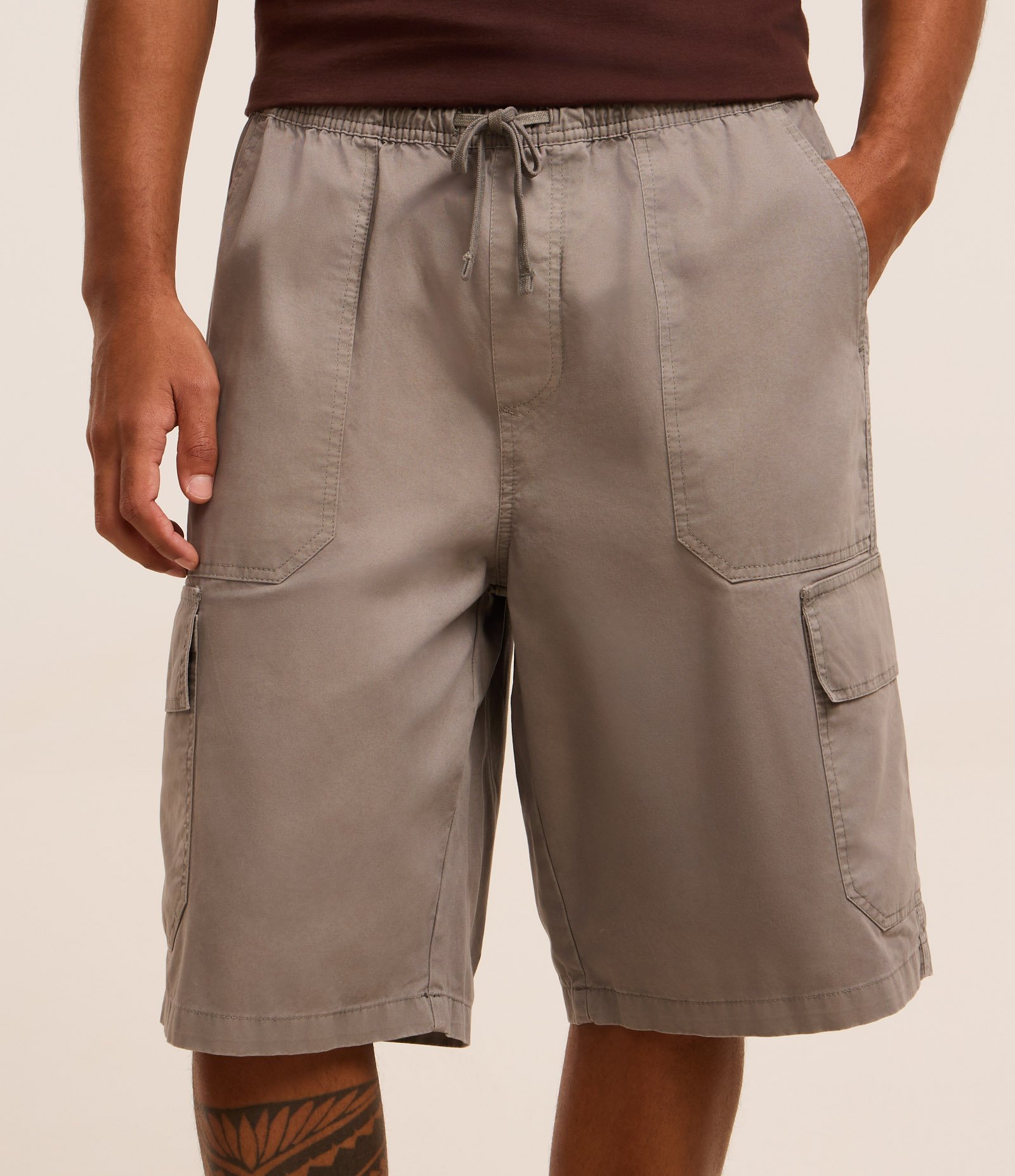 Bermuda Baggy em Sarja com Bolso Cargo Cinza 2
