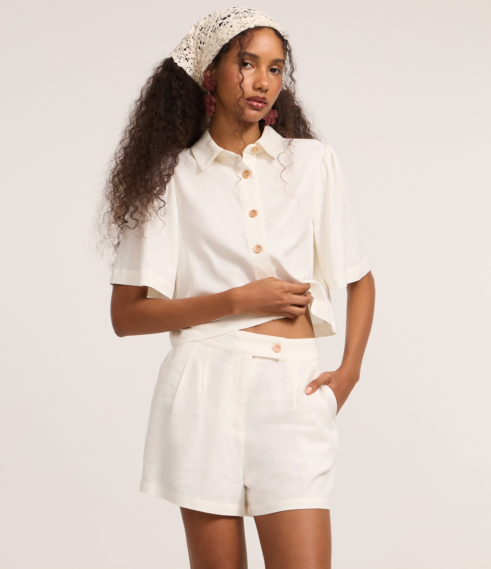 Short Cintura Alta em Viscolinho com Pregas e Bolsos Off White 2