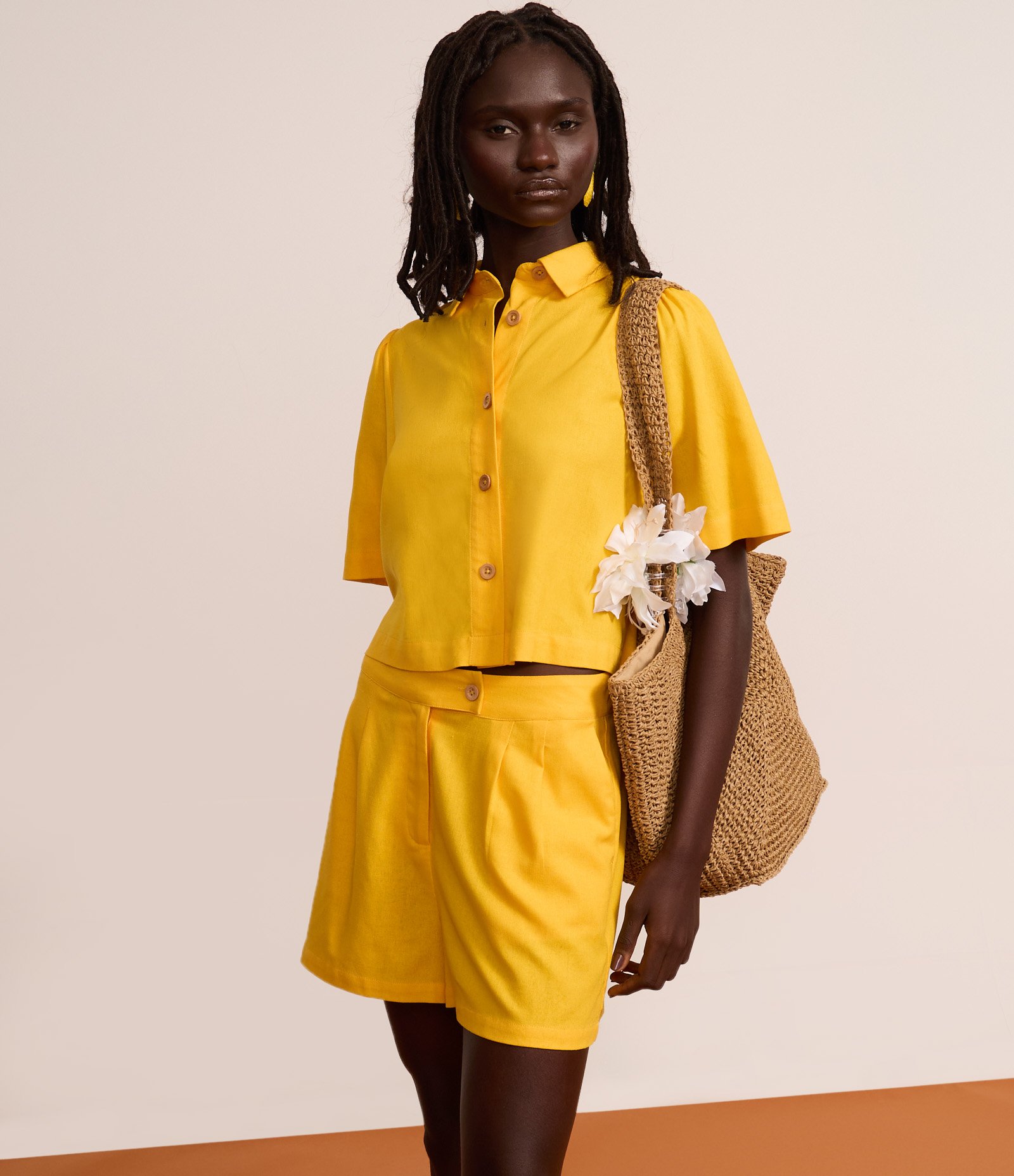 Short Cintura Alta em Viscolinho com Pregas e Bolsos Mostarda 5