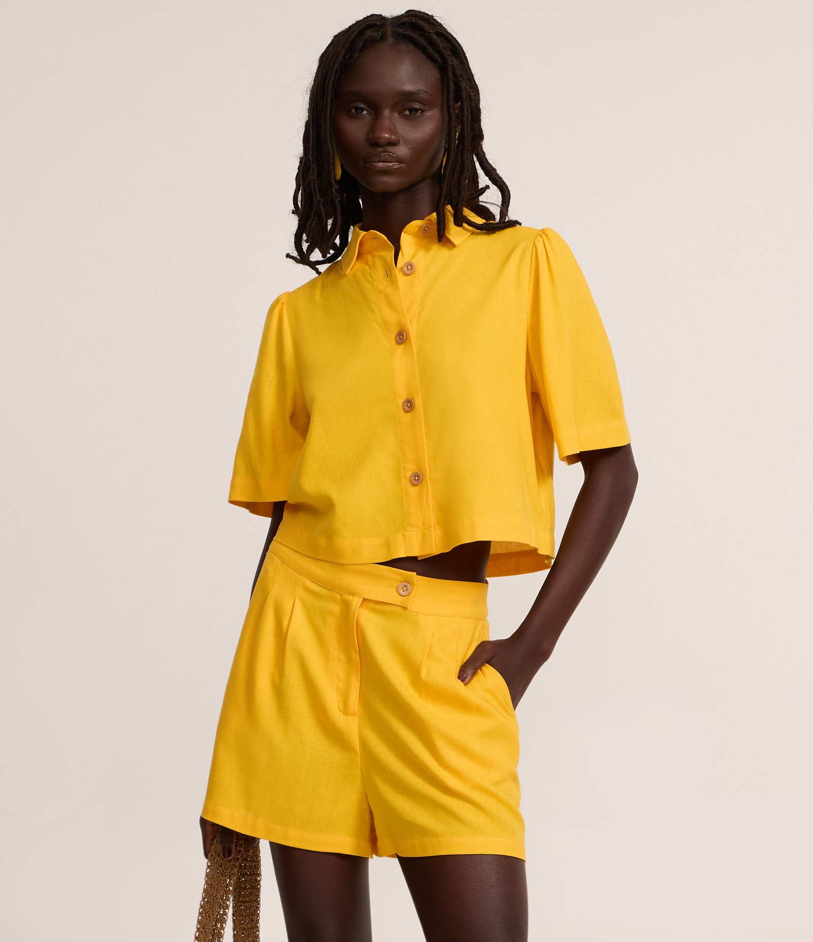 Short Cintura Alta em Viscolinho com Pregas e Bolsos Mostarda 2