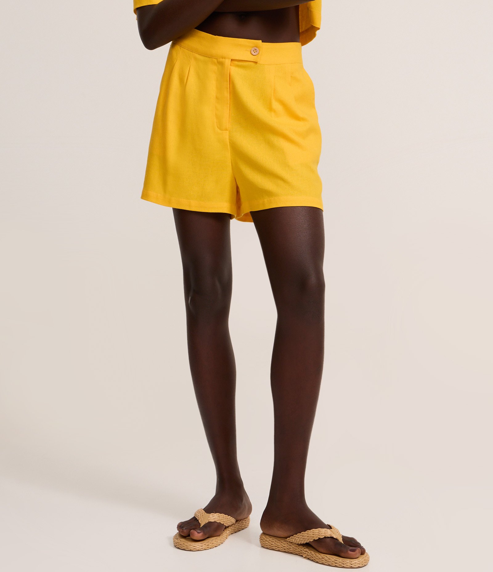 Short Cintura Alta em Viscolinho com Pregas e Bolsos Mostarda 3